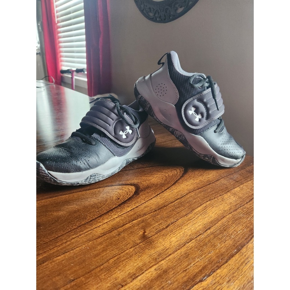 Under Armour Zone BB basketball shoes Boys 2.5 youth